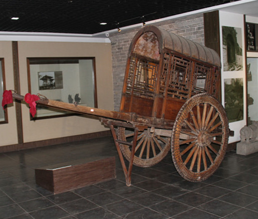 Indoor exhibition hall: mule car