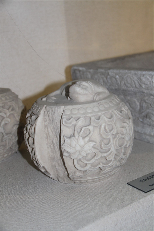 Indoor exhibition hall: White marble stone drum